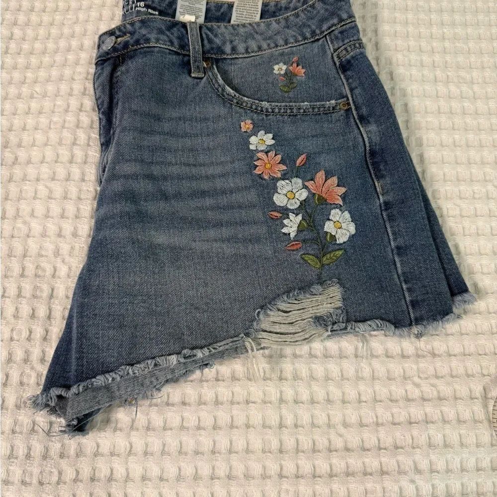 Time and Tru Boho Blue Jean Shorts Embroidered Flowers with Distressed Look
